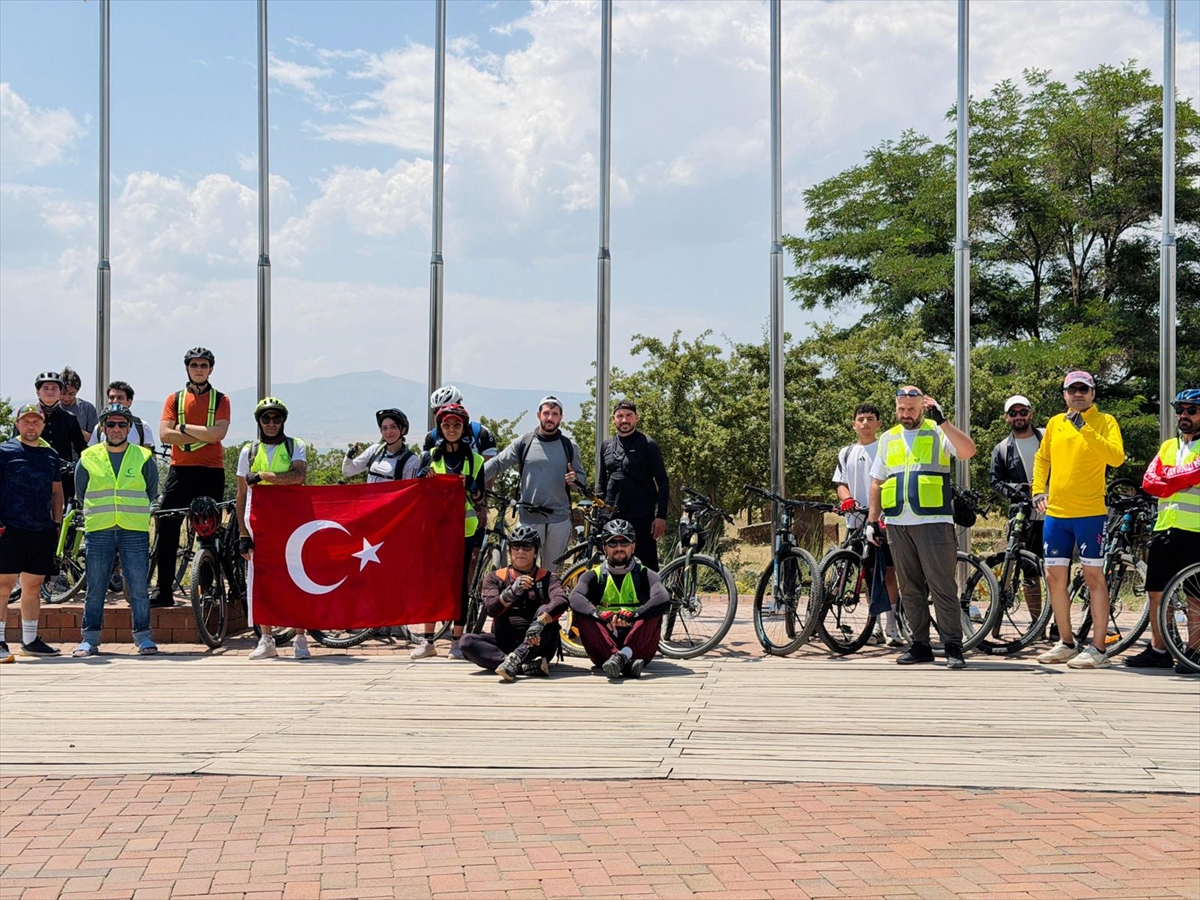 Bitlis'te 30 kişilik grup sağlıklı yaşam için 90 km pedal çevirdi