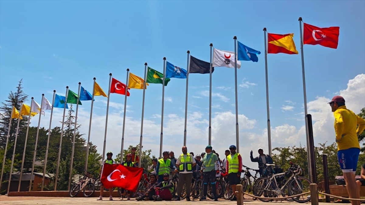 Bitlis'te 30 kişilik grup sağlıklı yaşam için 90 km pedal çevirdi
