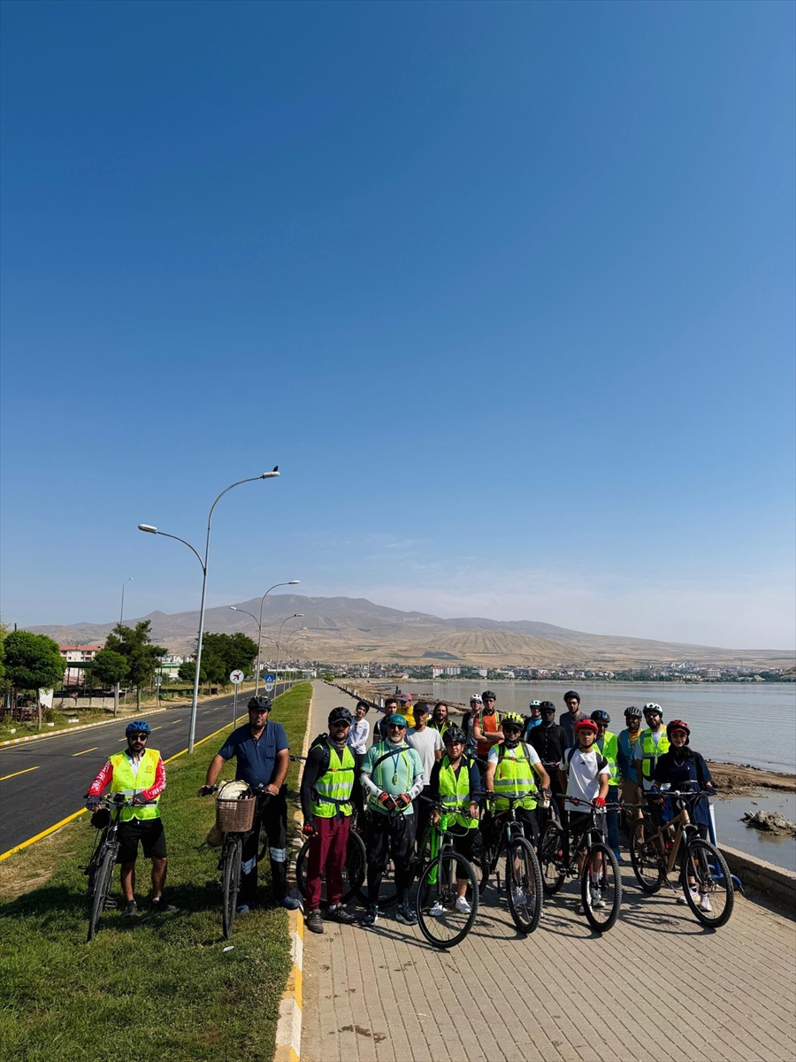 Bitlis'te 30 kişilik grup sağlıklı yaşam için 90 km pedal çevirdi
