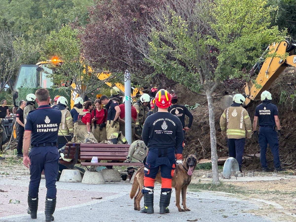 İstanbul Büyükçekmece'de Toprak Kayması: Ekipler Müdahalede