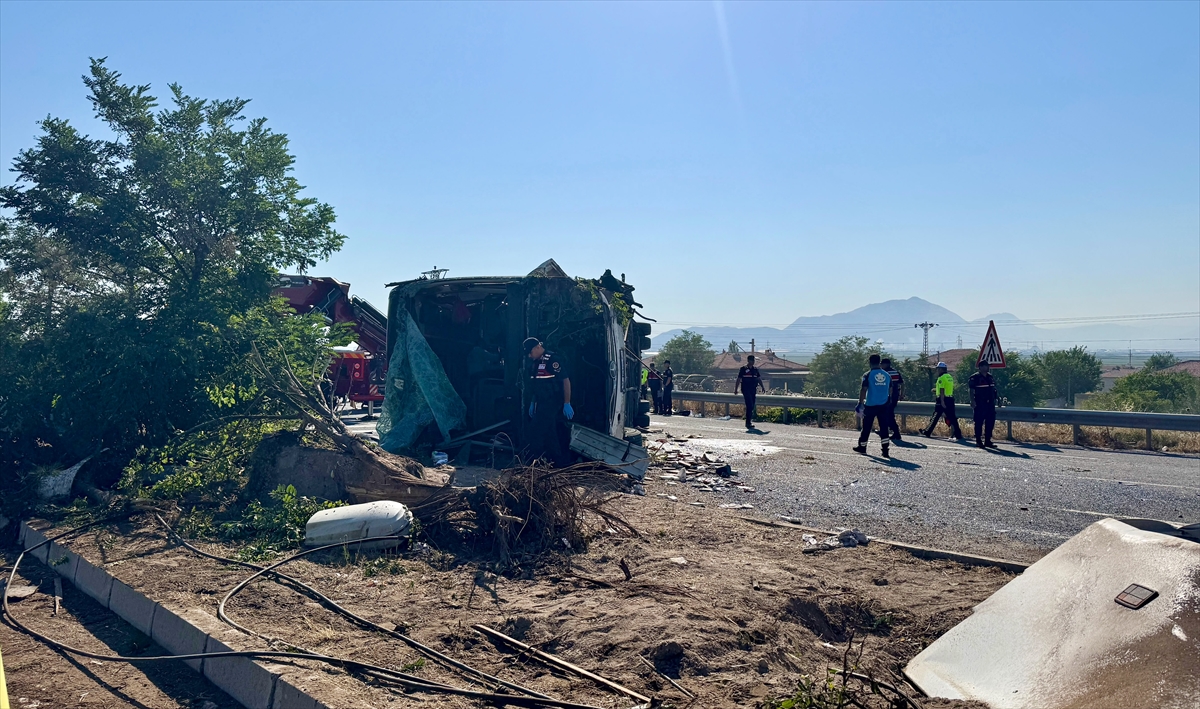 Kayseri'de yolcu otobüsü devrildi: 20 kişi yaralandı