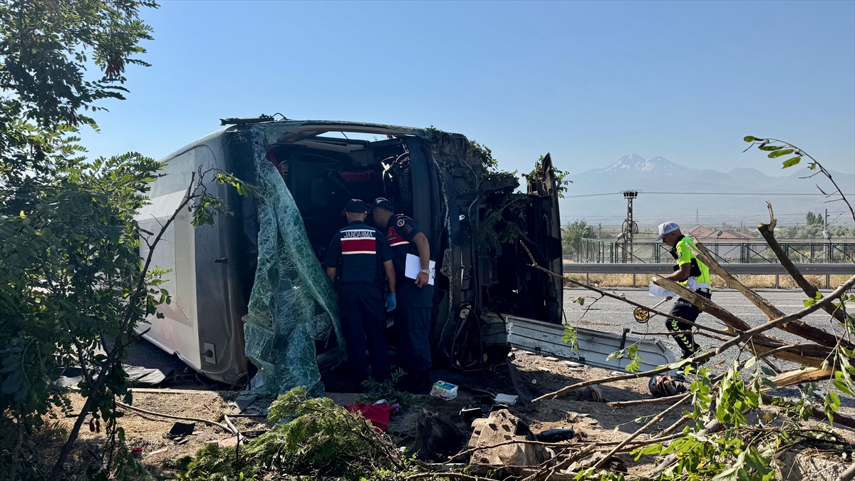 Kayseri'de yolcu otobüsü devrildi: 20 kişi yaralandı