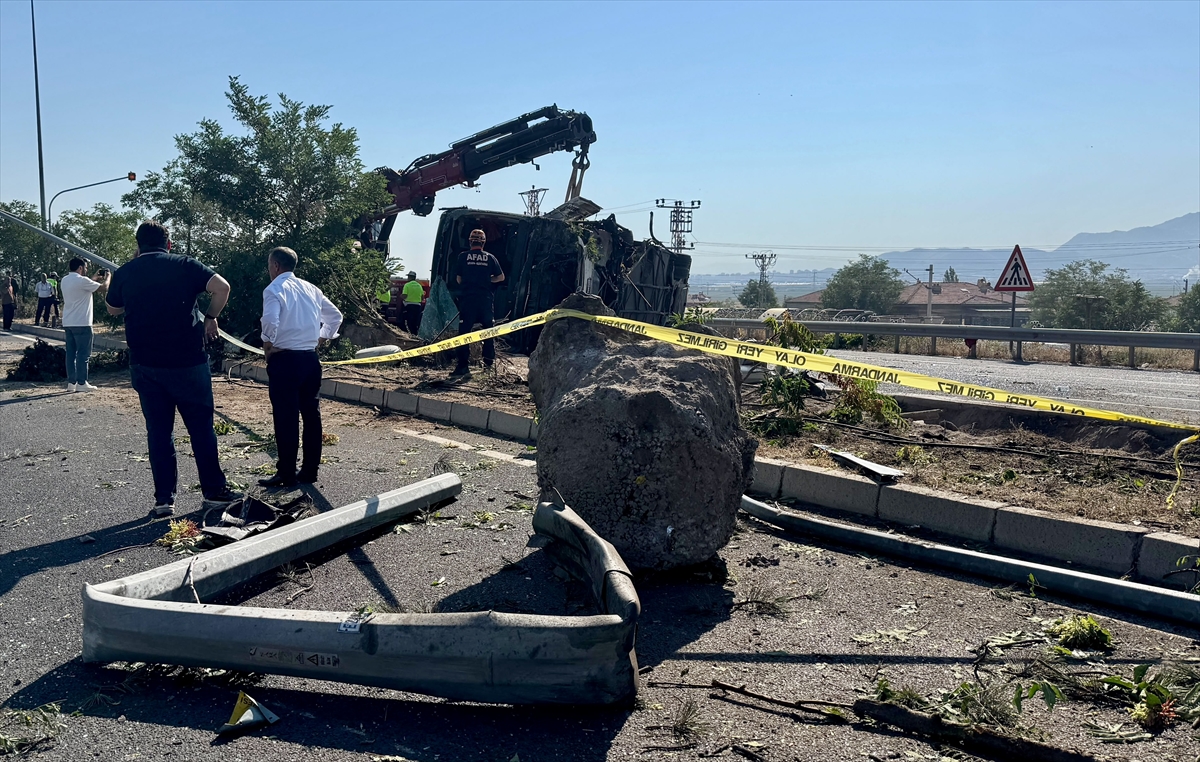 Kayseri'de yolcu otobüsü devrildi: 20 kişi yaralandı