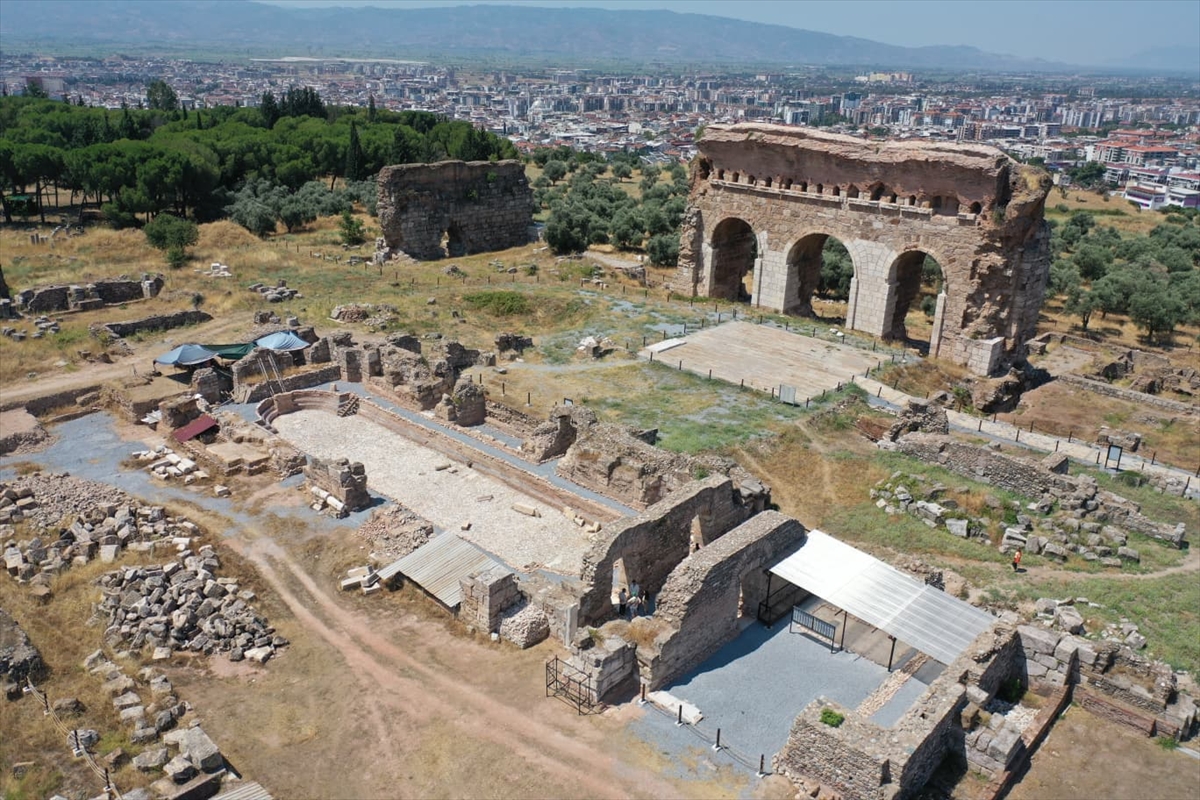 Bakan Ersoy: Tralleis'teki 2 bin yıllık havuz gün yüzüne çıktı