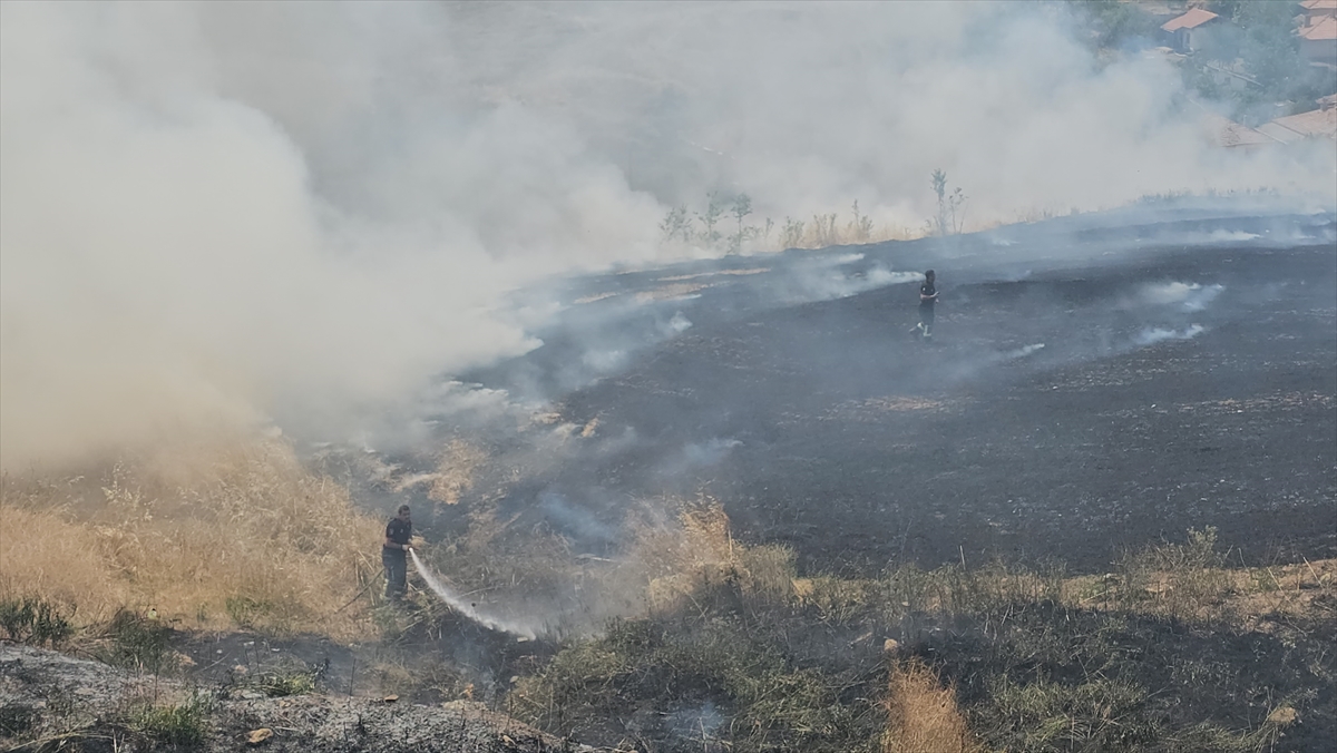 Çorum'da yerleşim yeri yakınında çıkan anız yangınına müdahale ediliyor