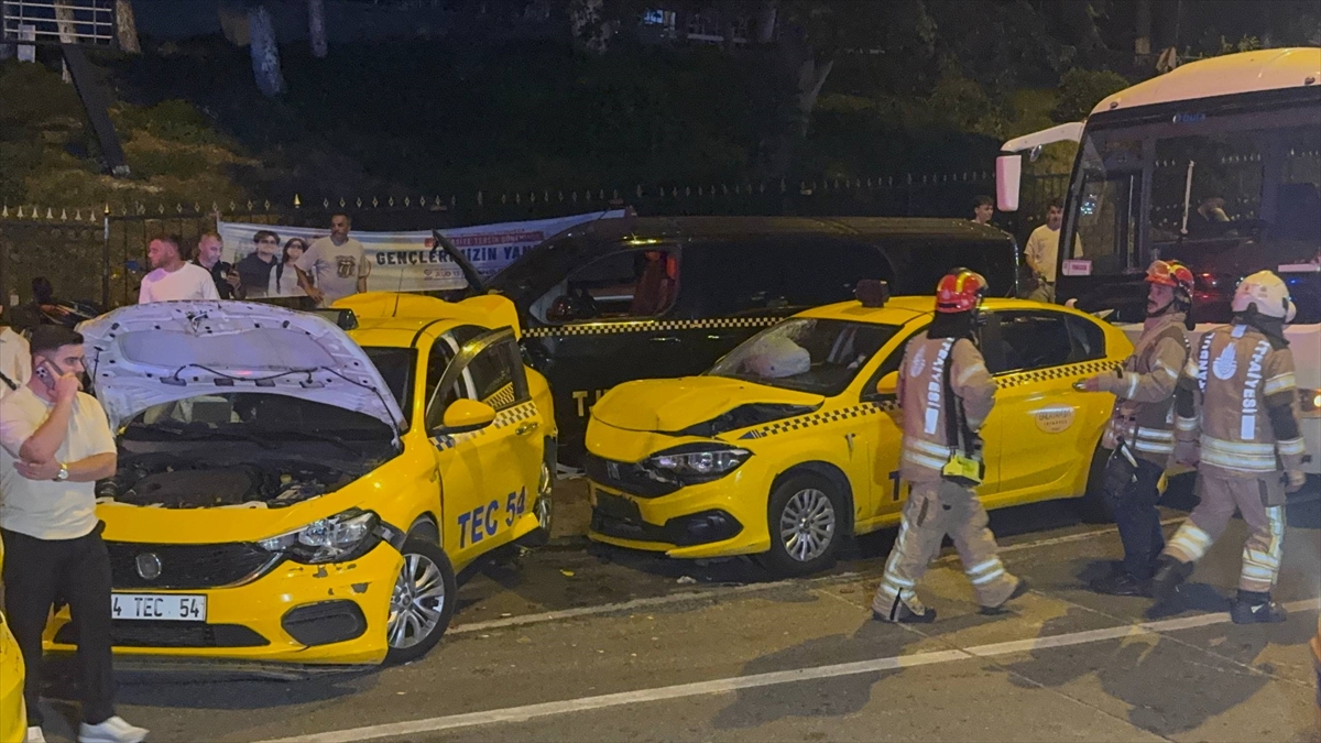 İstanbul Beyoğlu'nda zincirleme trafik kazası: 8 araç karıştı, 5 yaralı