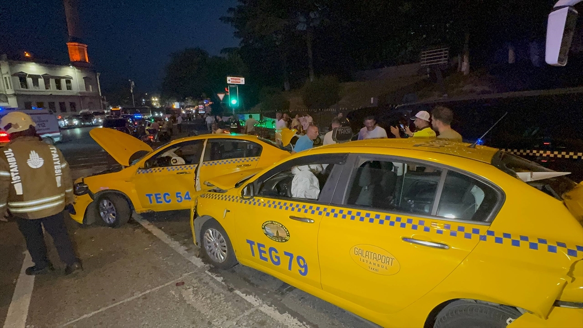 İstanbul Beyoğlu'nda zincirleme trafik kazası: 8 araç karıştı, 5 yaralı