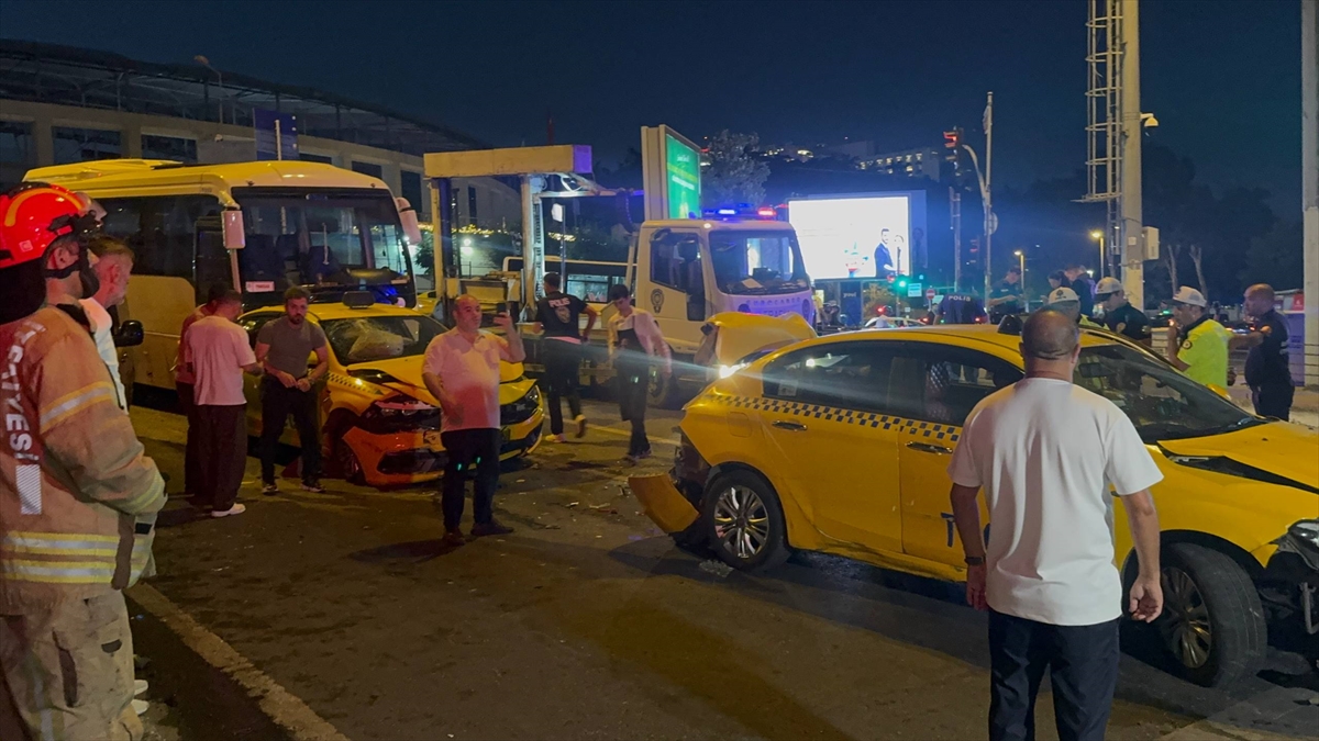 İstanbul Beyoğlu'nda zincirleme trafik kazası: 8 araç karıştı, 5 yaralı