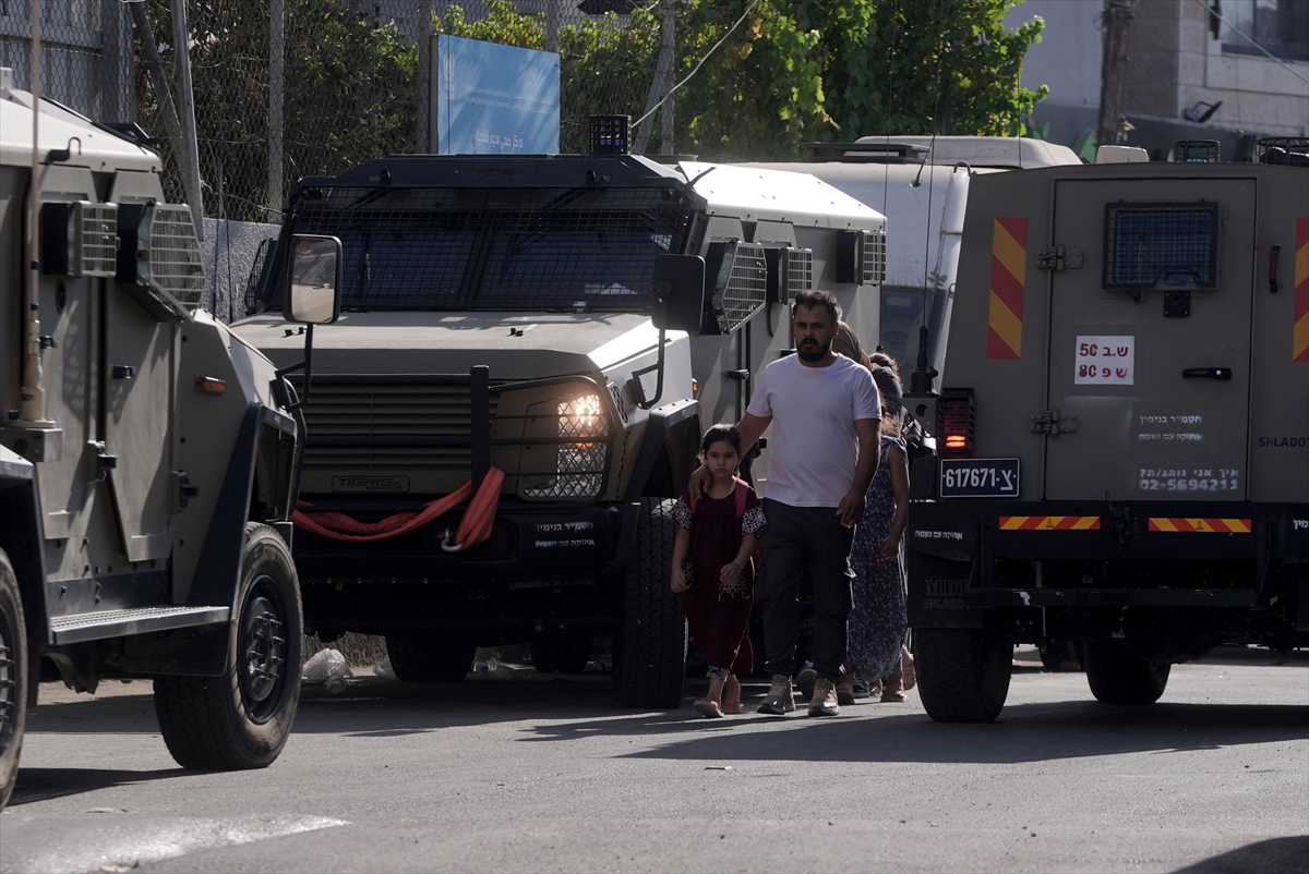 İsrail, Doğu Kudüs'ün kuzeyindeki Kalendiya Mülteci Kampı'na geniş çaplı baskın düzenledi