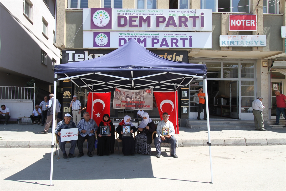 Muşlu aileler DEM Parti önünde: Çocuklarımıza dönün