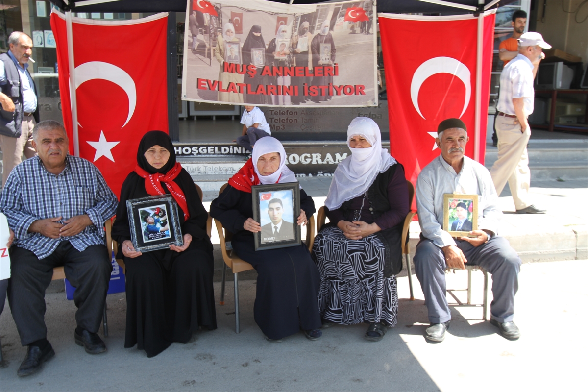 Muşlu aileler DEM Parti önünde: Çocuklarımıza dönün