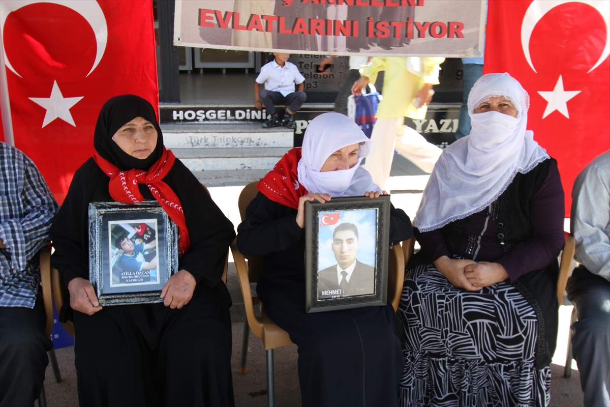 Muşlu aileler DEM Parti önünde: Çocuklarımıza dönün