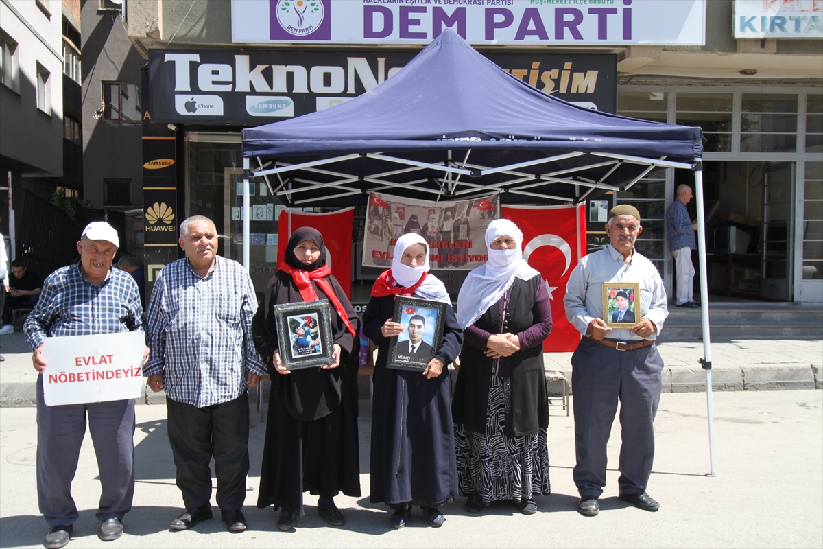 Muşlu aileler DEM Parti önünde: Çocuklarımıza dönün