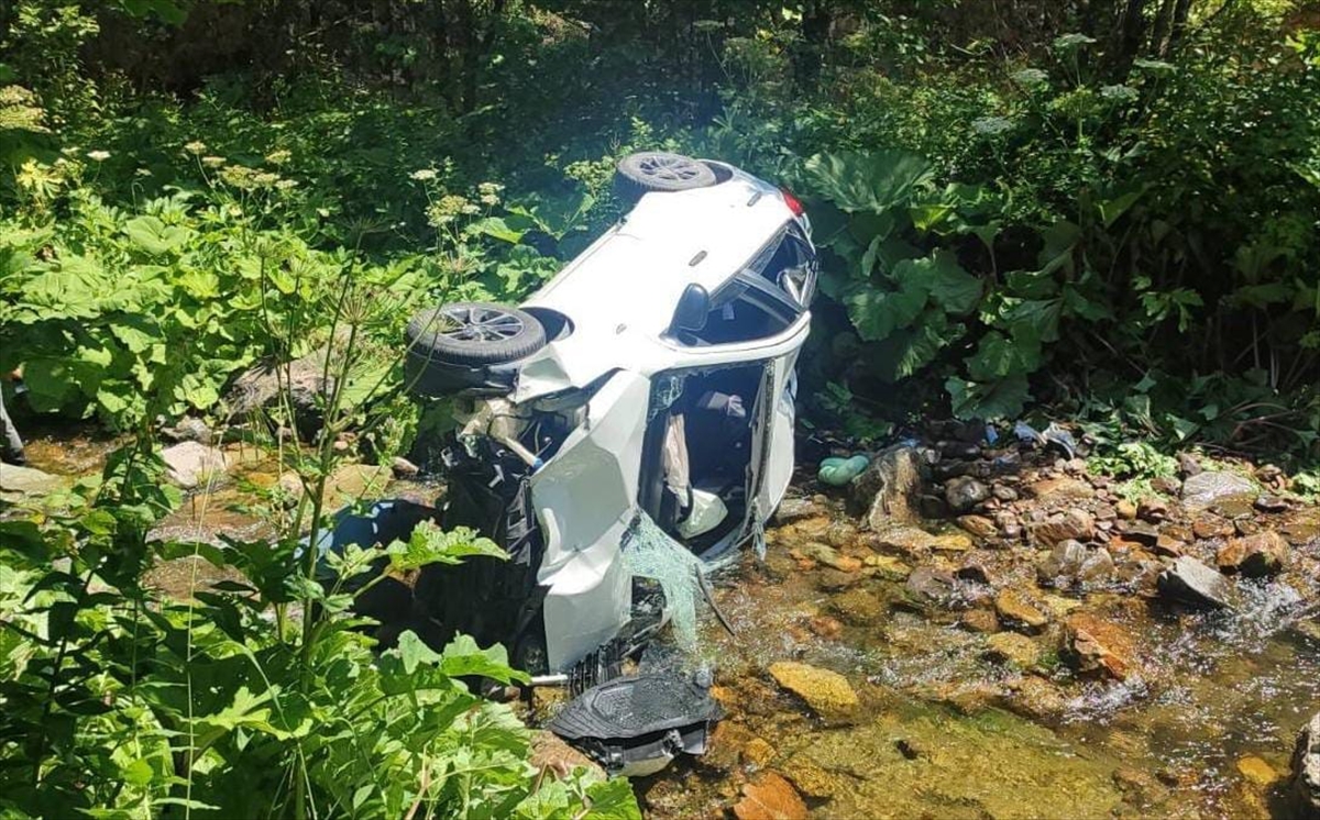 Giresun'da dereye devrilen otomobilde 6 kişi yaralandı