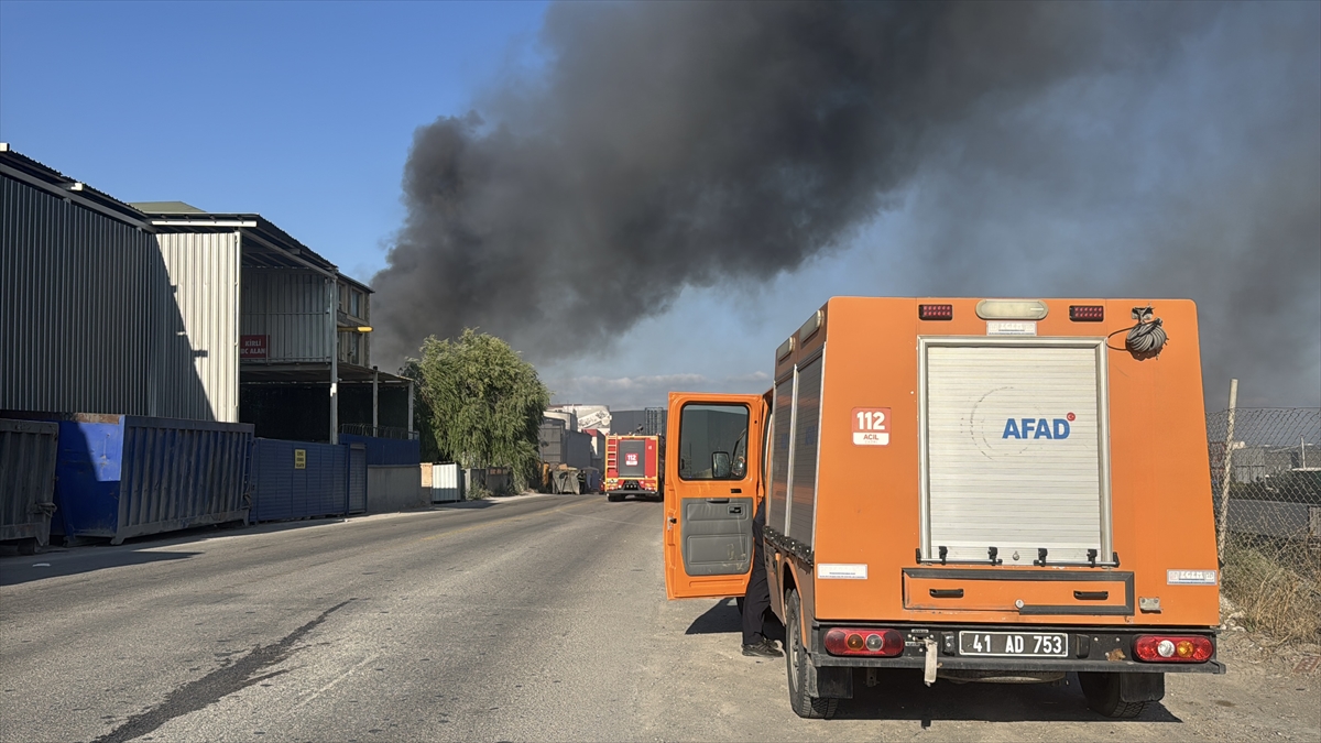 Kocaeli Gebze'de geri dönüşüm deposu yangını: Ekipler müdahalede
