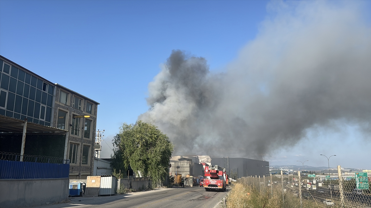Kocaeli Gebze'de geri dönüşüm deposu yangını: Ekipler müdahalede