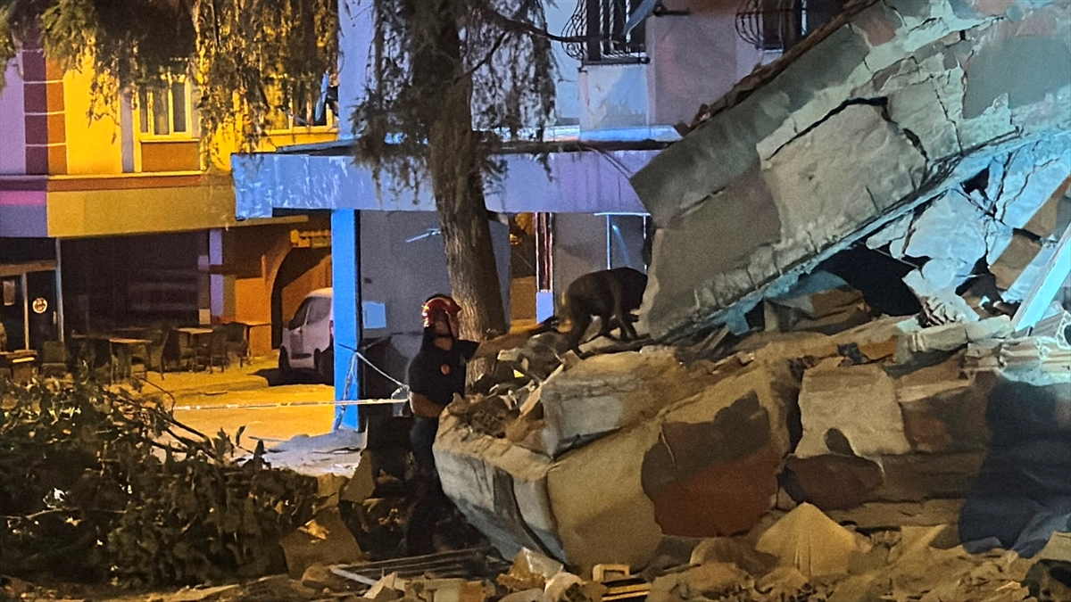 GÜNCELLEME - Bahçelievler'de boşaltılan 4 katlı bina çöktü