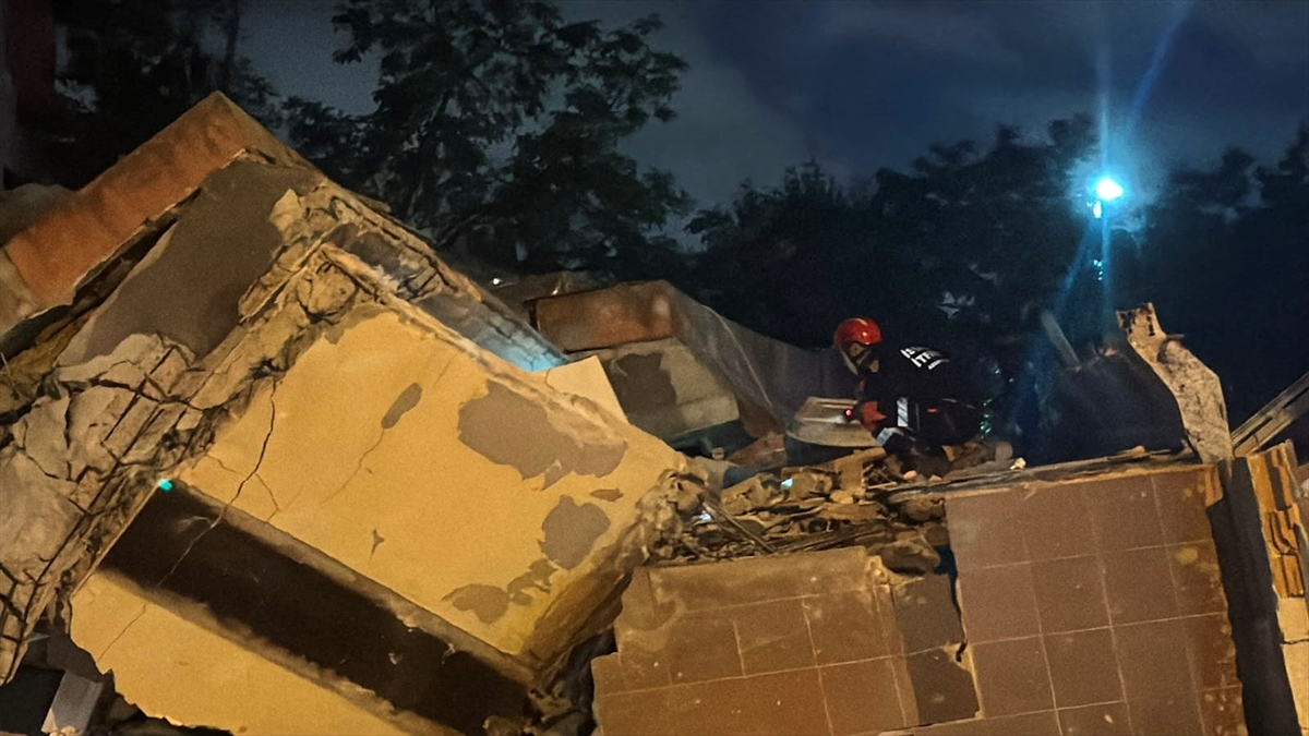 GÜNCELLEME - Bahçelievler'de boşaltılan 4 katlı bina çöktü
