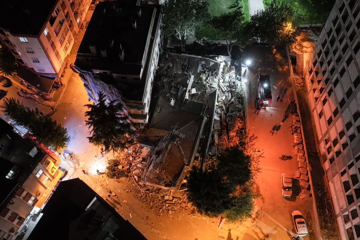 GÜNCELLEME - Bahçelievler'de boşaltılan 4 katlı bina çöktü