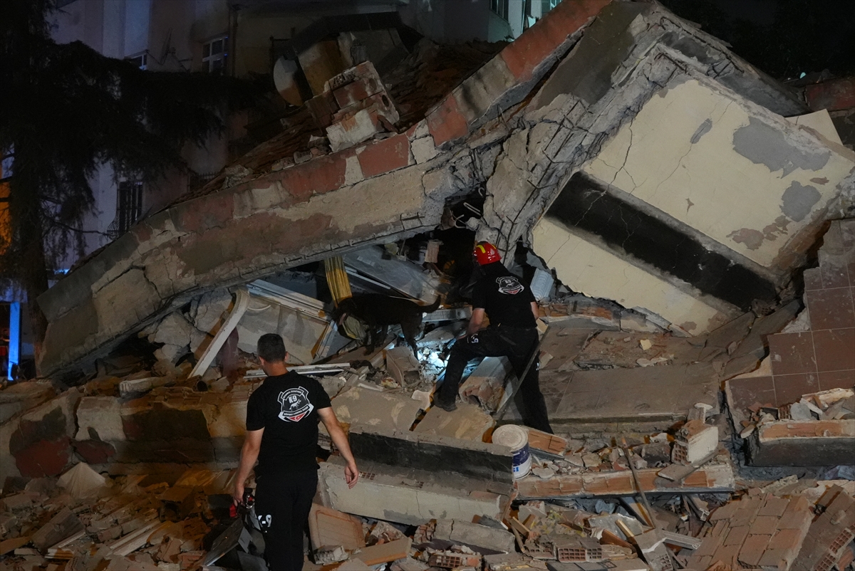 GÜNCELLEME - Bahçelievler'de boşaltılan 4 katlı bina çöktü