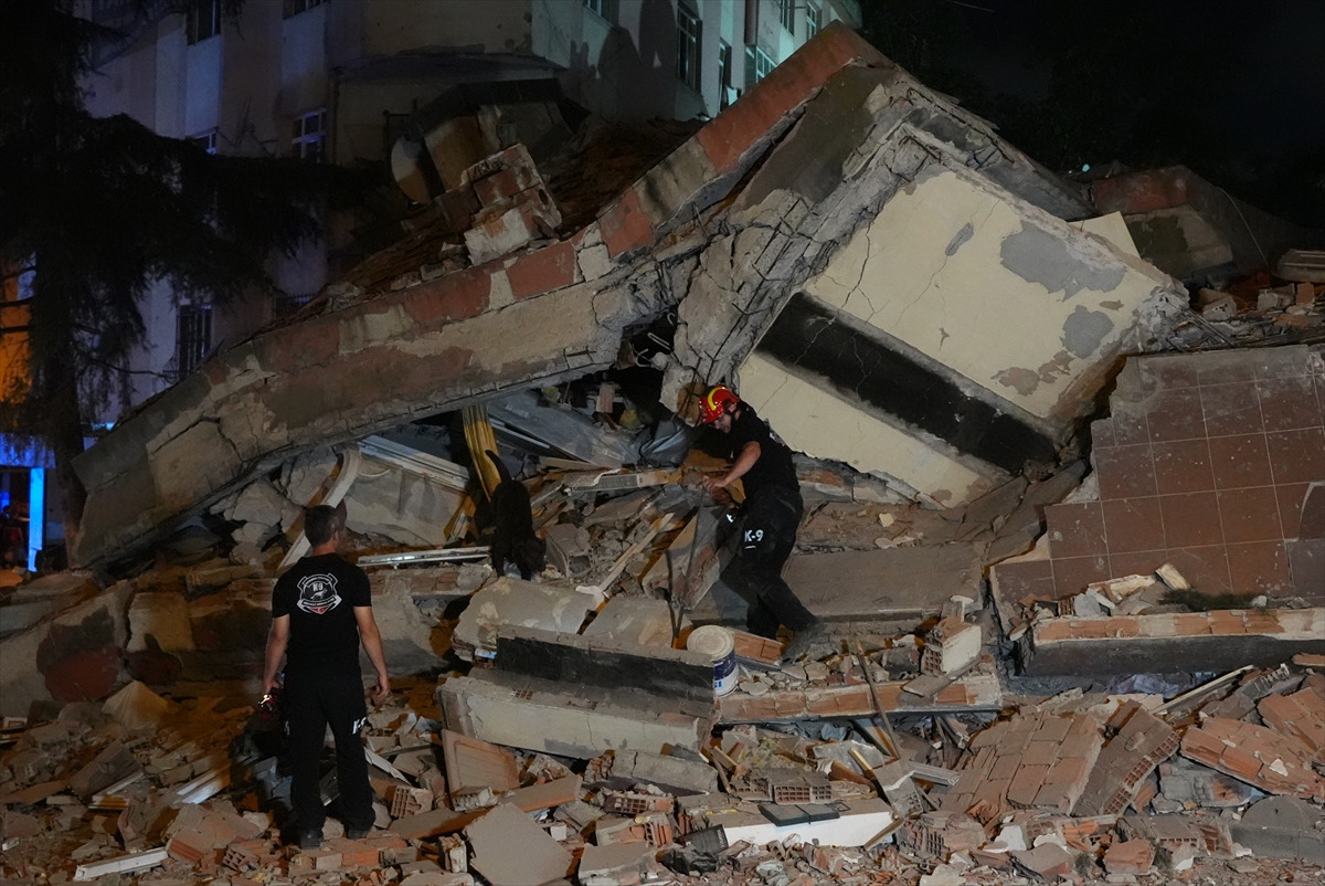 GÜNCELLEME - Bahçelievler'de boşaltılan 4 katlı bina çöktü