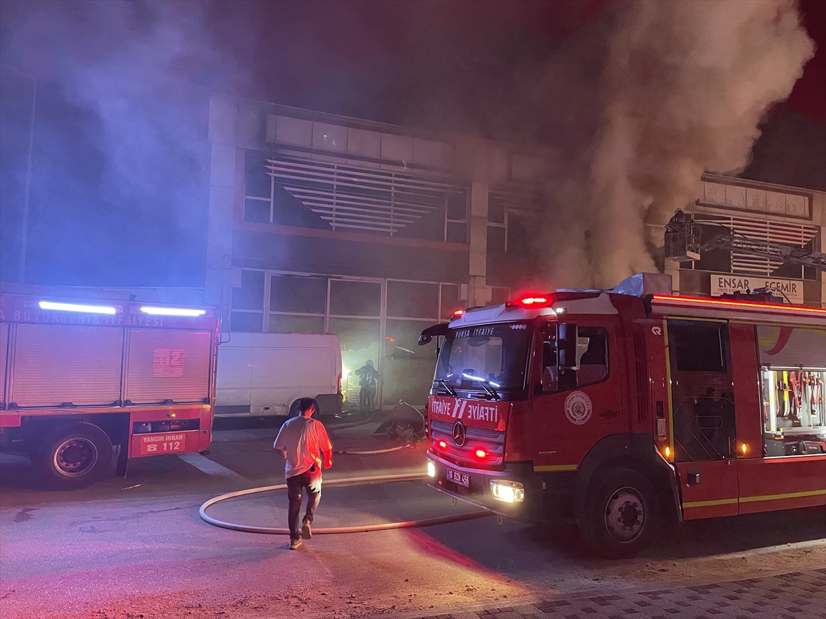 Bursa'da iş yeri yangını: İtfaiye 2 saatte kontrol altına aldı