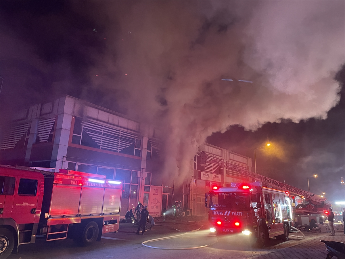 Bursa'da iş yeri yangını: İtfaiye 2 saatte kontrol altına aldı