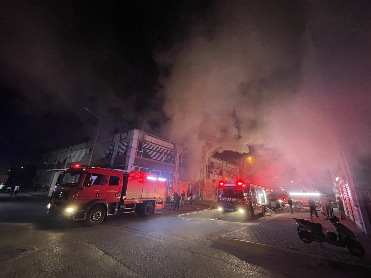 Bursa'da iş yeri yangını: İtfaiye 2 saatte kontrol altına aldı