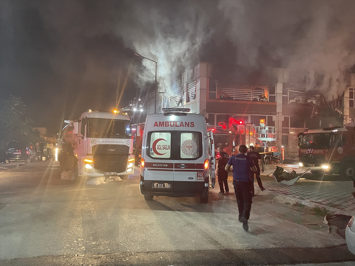 Bursa'da iş yeri yangını: İtfaiye 2 saatte kontrol altına aldı