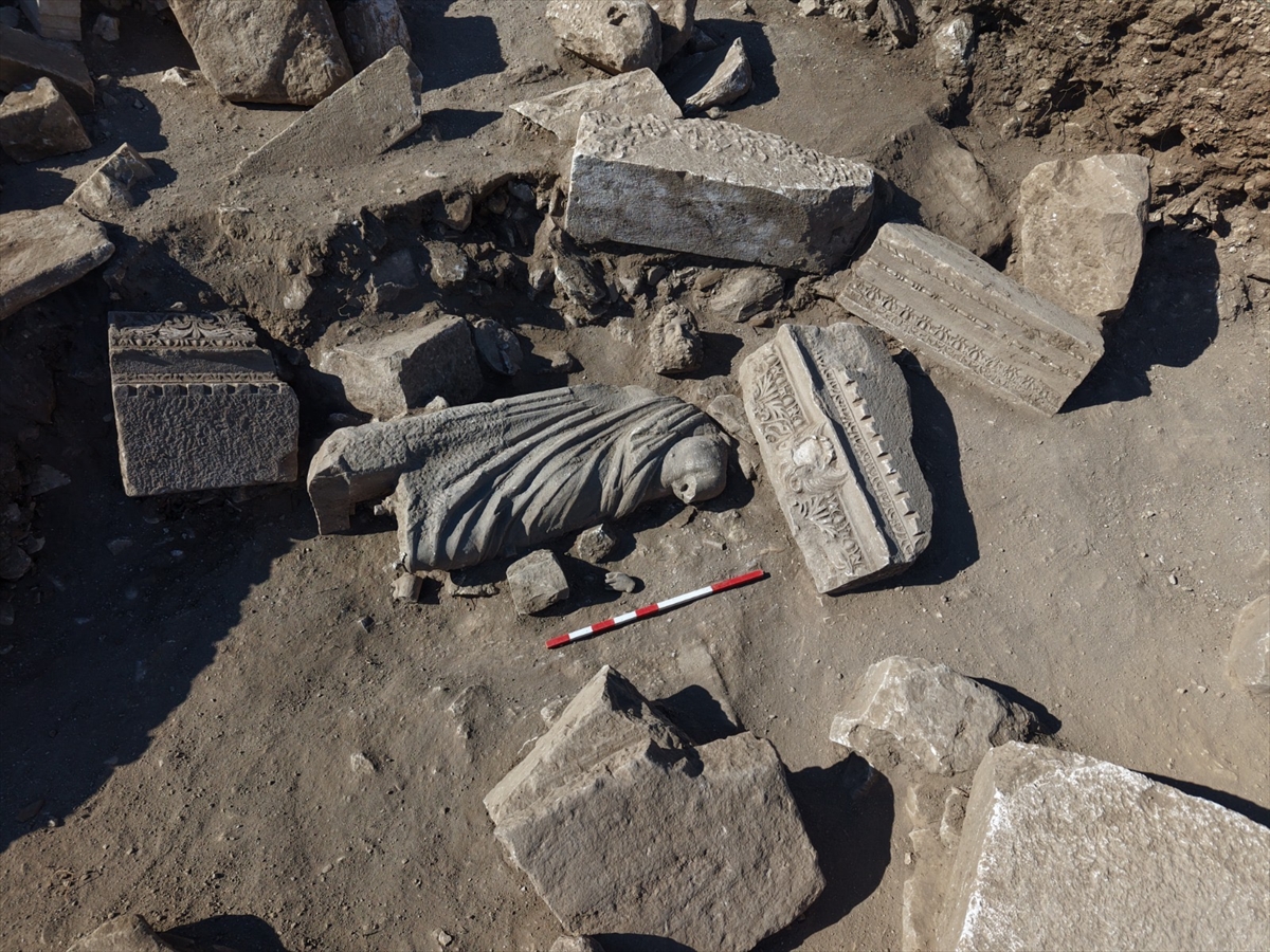 Bakan Ersoy: Aspendos'ta 1800 yıllık Asklepios heykeli bulundu