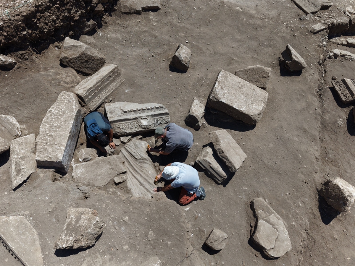 Bakan Ersoy: Aspendos'ta 1800 yıllık Asklepios heykeli bulundu