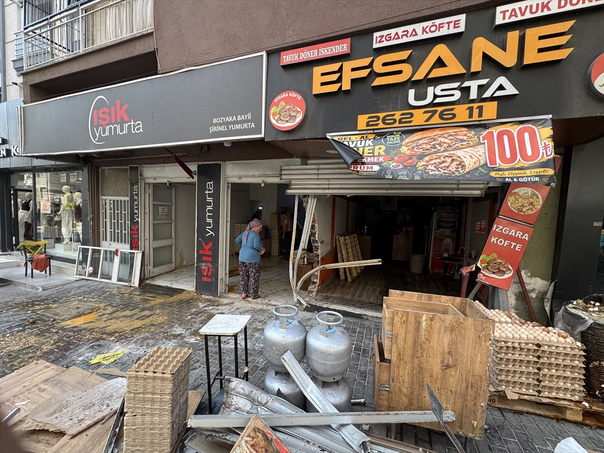 İzmir'de alkollü sürücünün otomobili iki iş yerine çarptı