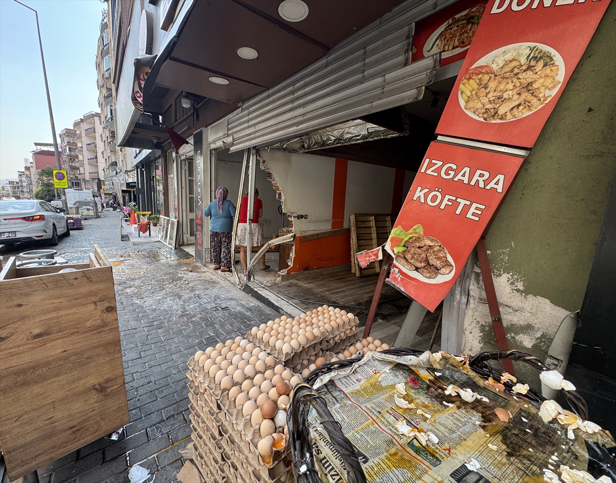İzmir'de alkollü sürücünün otomobili iki iş yerine çarptı