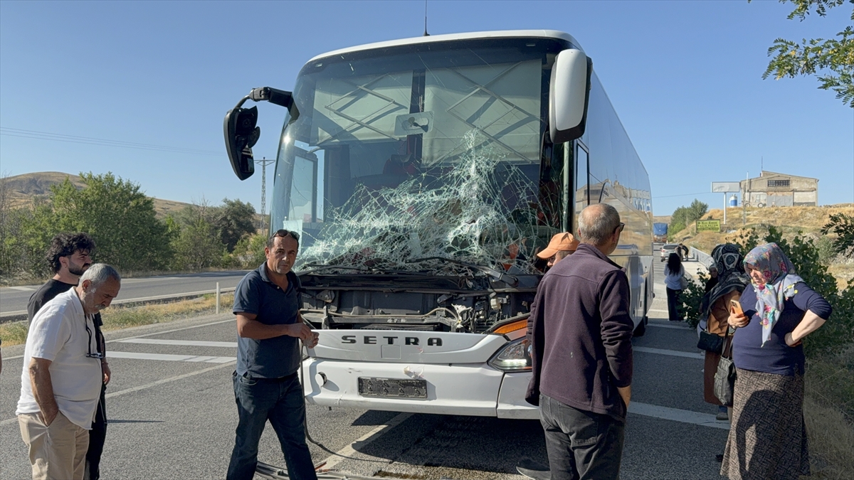 Yozgat'ta yolcu otobüsü traktörle çarpıştı: Maddi hasar