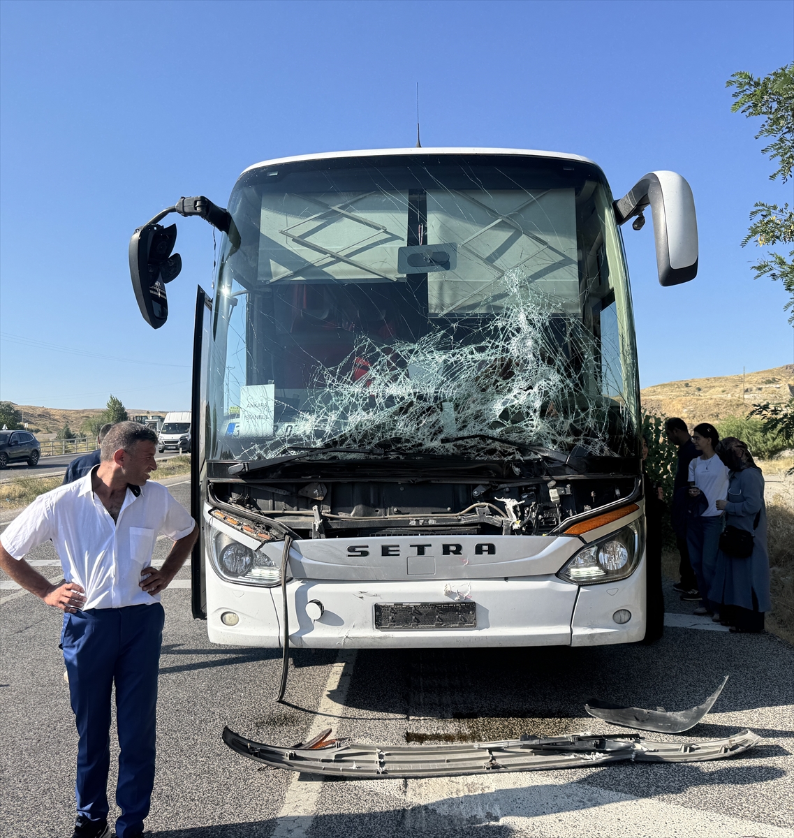 Yozgat'ta yolcu otobüsü traktörle çarpıştı: Maddi hasar