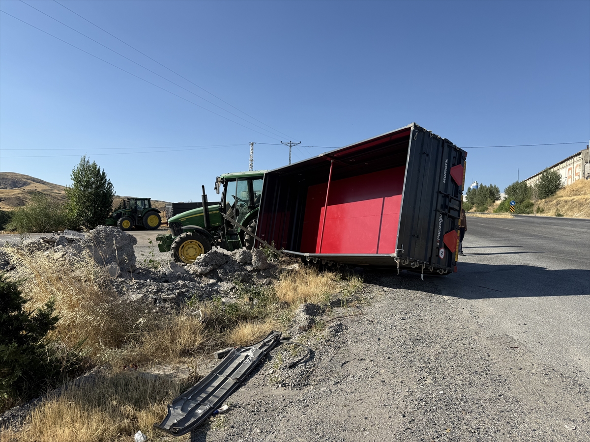 Yozgat'ta yolcu otobüsü traktörle çarpıştı: Maddi hasar