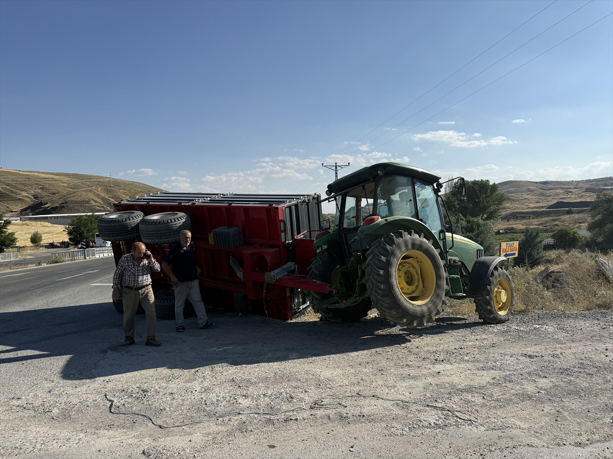 Yozgat'ta yolcu otobüsü traktörle çarpıştı: Maddi hasar