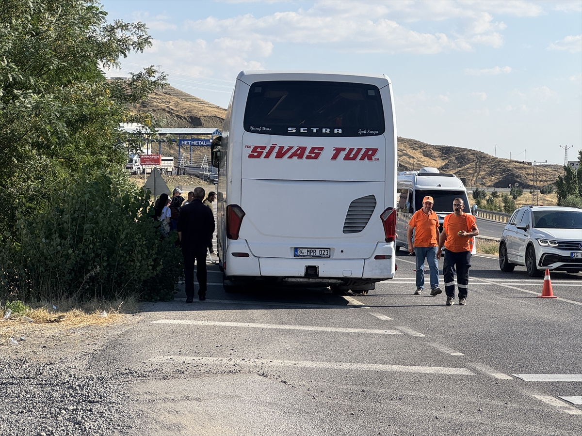 Yozgat'ta yolcu otobüsü traktörle çarpıştı: Maddi hasar