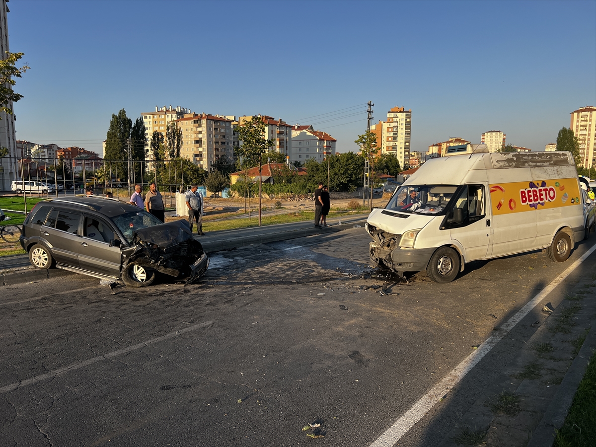 Kayseri'de kaza: Otomobil minibüsle çarpıştı, 2 yaralı