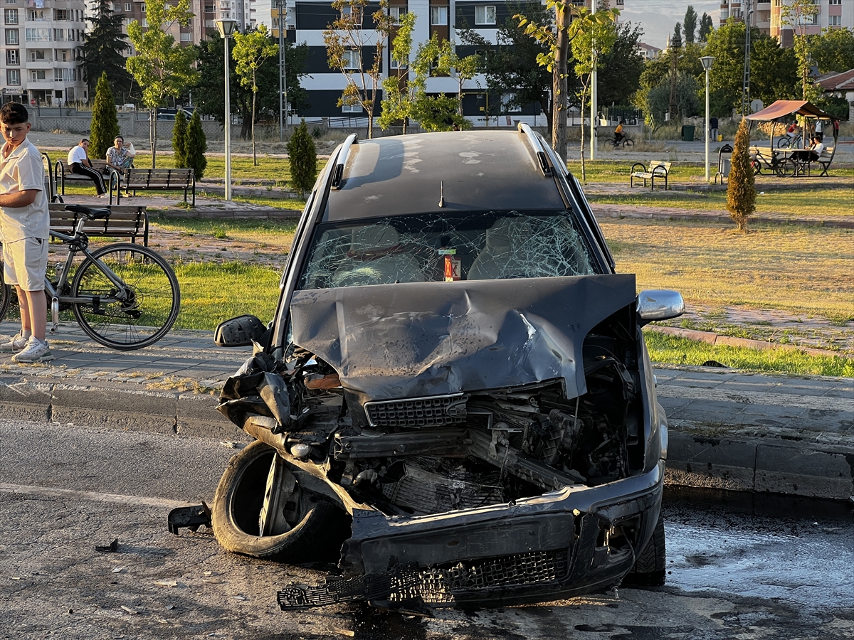 Kayseri'de kaza: Otomobil minibüsle çarpıştı, 2 yaralı