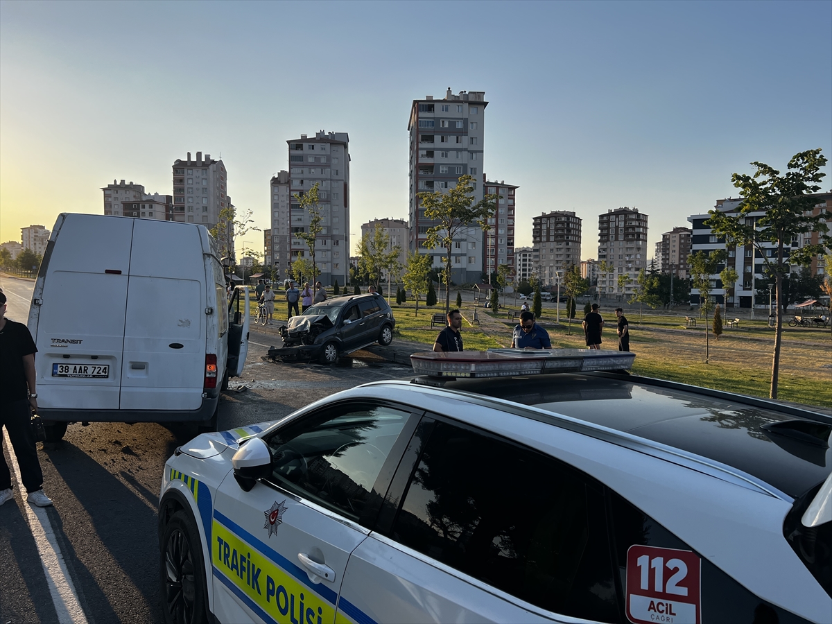 Kayseri'de kaza: Otomobil minibüsle çarpıştı, 2 yaralı