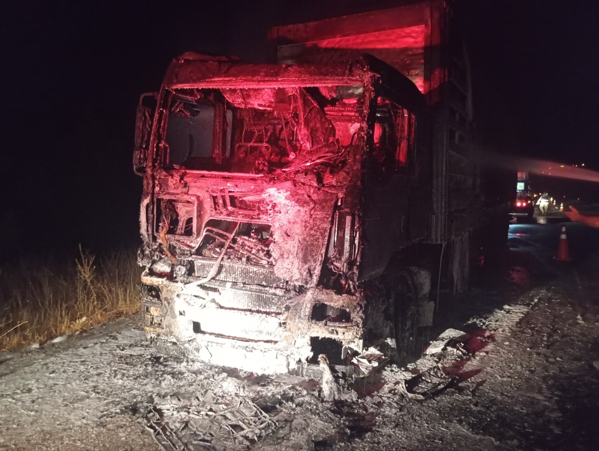 Kilis'te nargile kömürü yüklü tır alev aldı: Kullanılamaz hale geldi