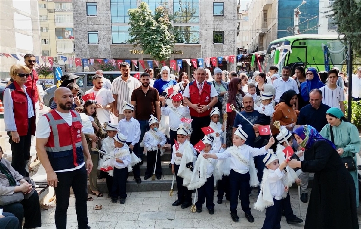 Vakıflar Genel Müdürlüğü 25 çocuğu sünnet ettirdi