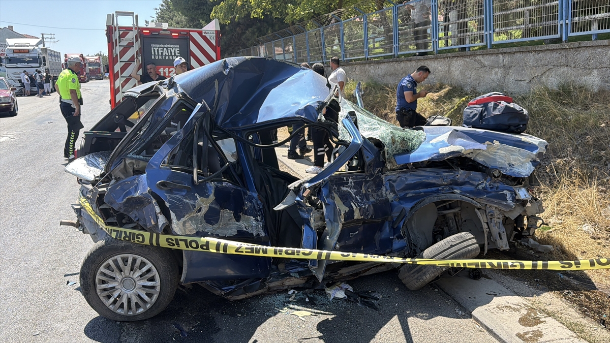 GÜNCELLEME - Eskişehir'de 3 aracın karıştığı kazada 1 kişi öldü, 2 kişi yaralandı