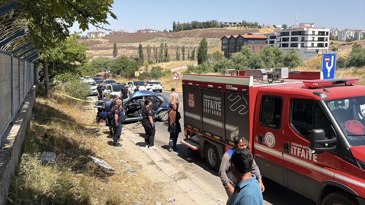 GÜNCELLEME - Eskişehir'de 3 aracın karıştığı kazada 1 kişi öldü, 2 kişi yaralandı