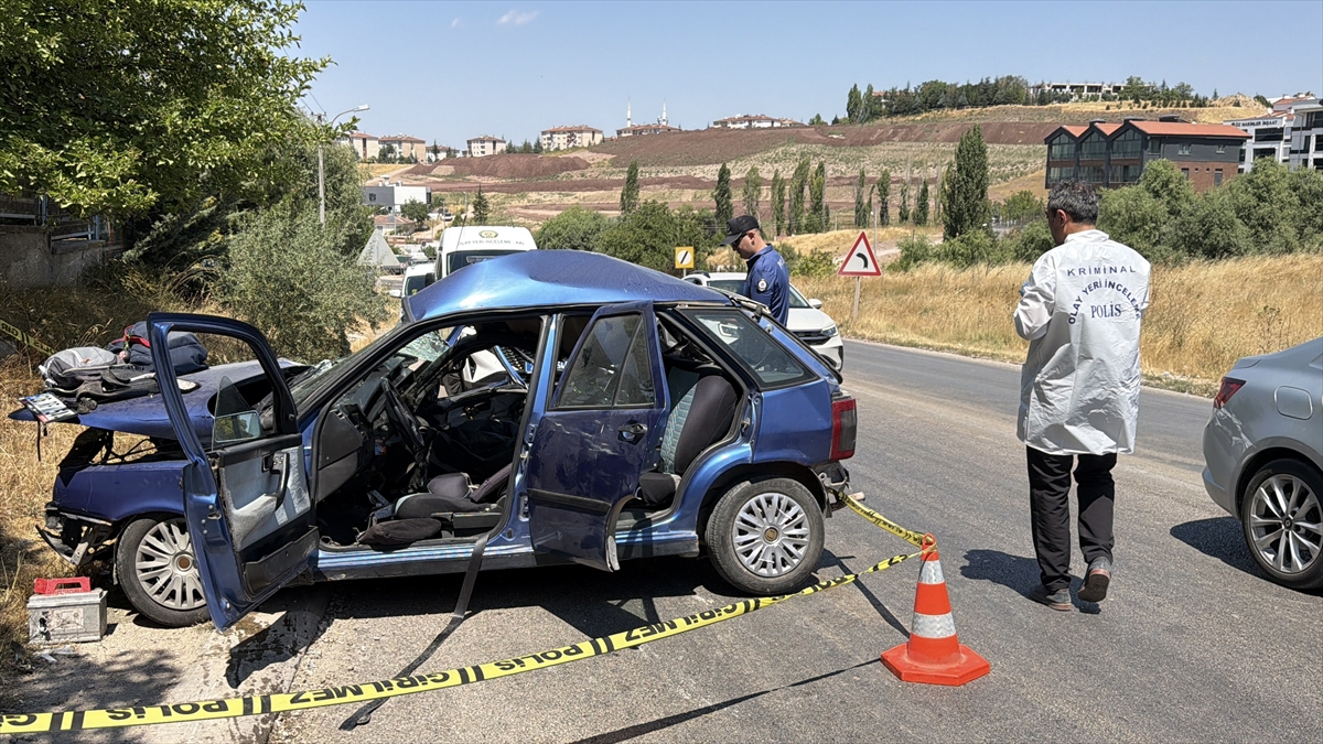 GÜNCELLEME - Eskişehir'de 3 aracın karıştığı kazada 1 kişi öldü, 2 kişi yaralandı