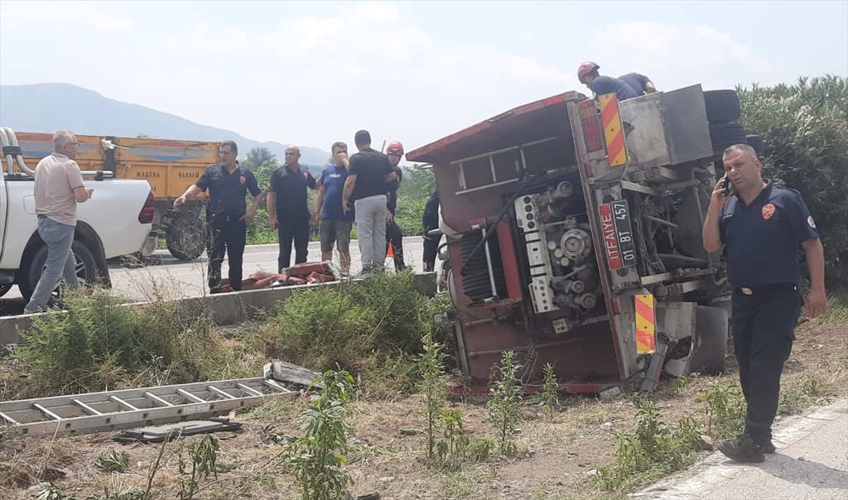 Adana Ceyhan'da itfaiye aracı devrildi: 3 personel yaralandı
