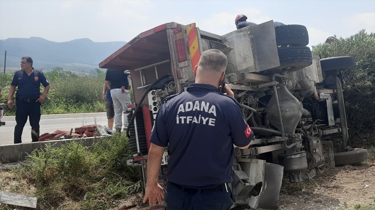 Adana Ceyhan'da itfaiye aracı devrildi: 3 personel yaralandı