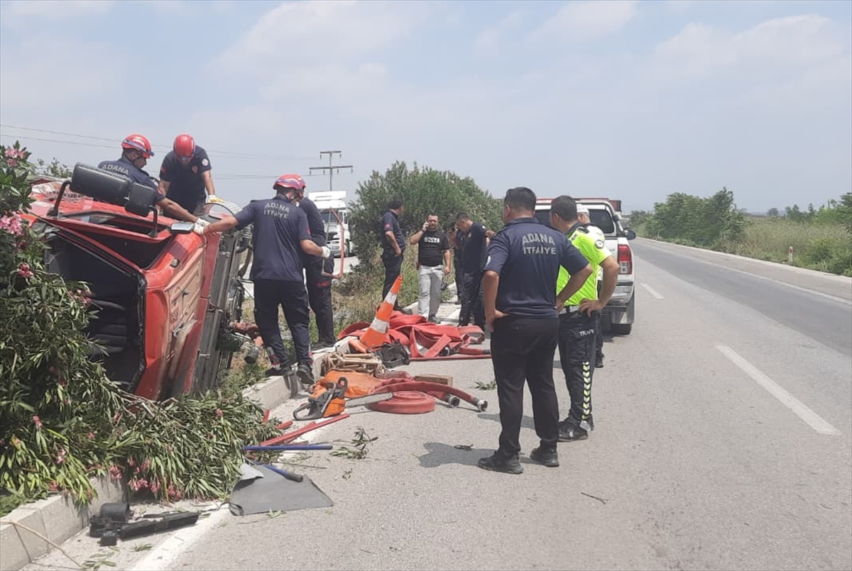 Adana Ceyhan'da itfaiye aracı devrildi: 3 personel yaralandı