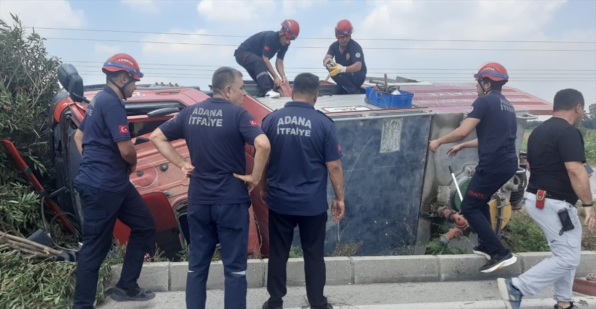 Adana Ceyhan'da itfaiye aracı devrildi: 3 personel yaralandı